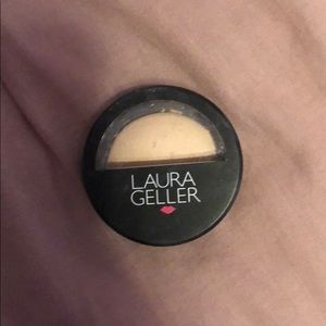 Laura Geller bakes highlighter